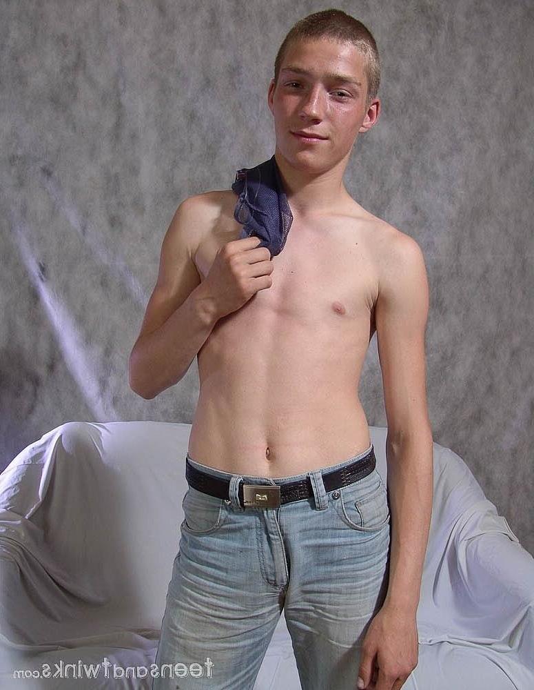 20P El tímido rubio gay Hubert se desnuda, muestra su cuerpo delgado y se masturba
