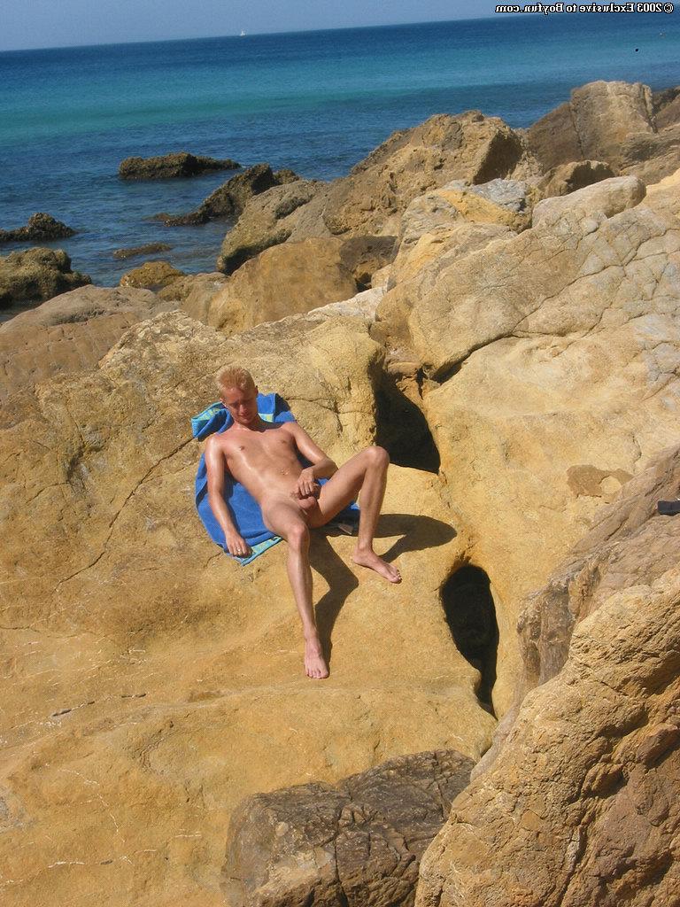 20P O loiro gay magro Kyle tira sua sunga e se masturba na praia