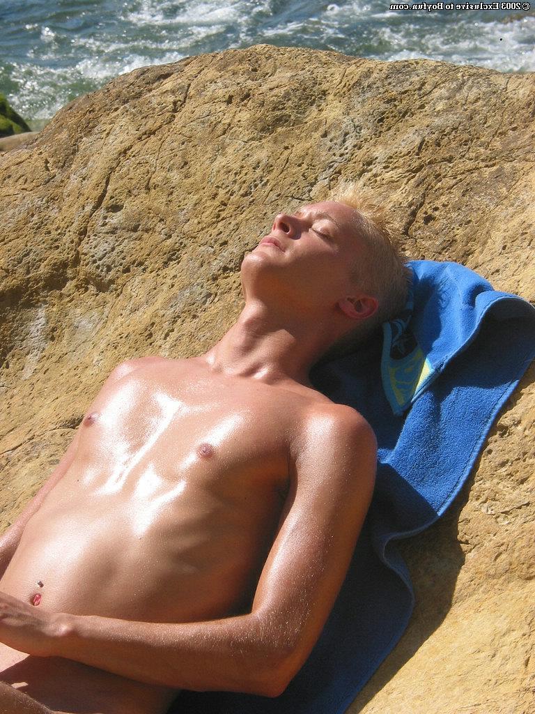 20P O loiro gay magro Kyle tira sua sunga e se masturba na praia