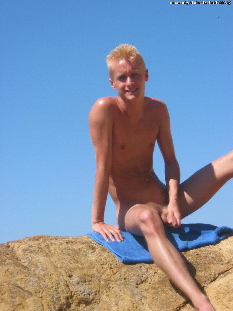 20P O loiro gay magro Kyle tira sua sunga e se masturba na praia
