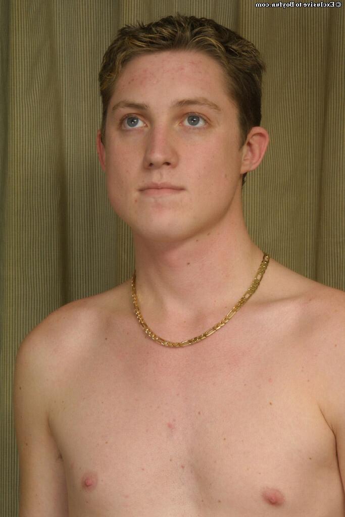 20P O modelo gay de cabelos escuros Aron tira a roupa e toca o pau cortado