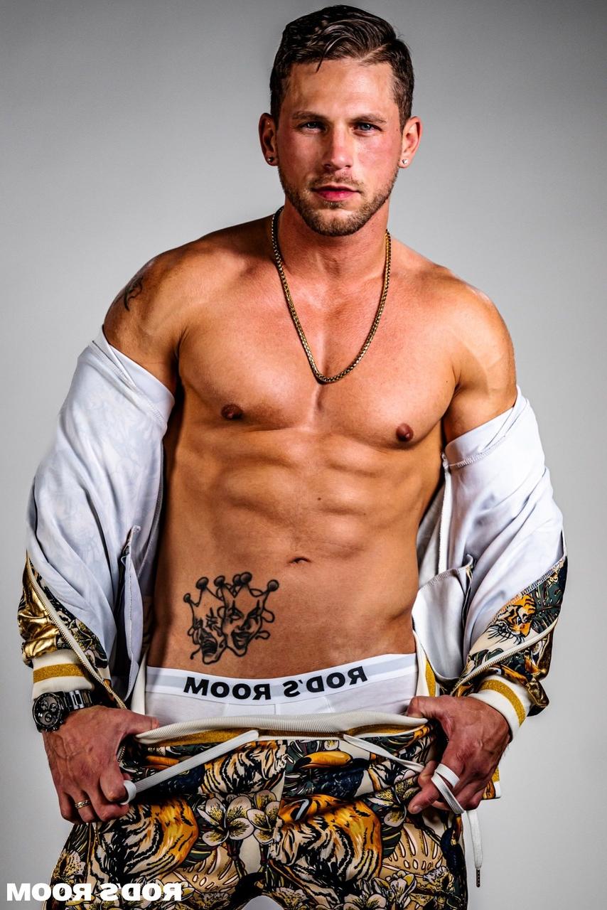 20P Gay hunks Blain OConnor & Roman Todd have anal sex after hot oral foreplay