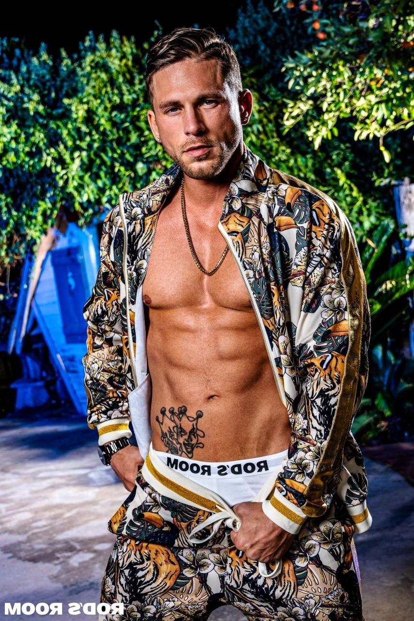 20P Gay hunks Blain OConnor & Roman Todd have anal sex after hot oral foreplay