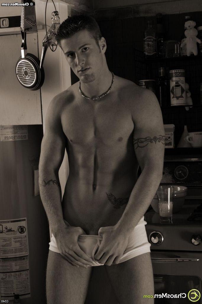 20P Le mec gay chaud RC exhibe sa grosse bite bien dure en posant nue