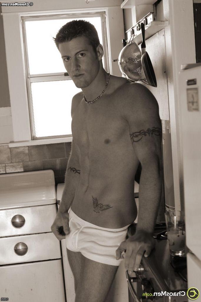 20P Le mec gay chaud RC exhibe sa grosse bite bien dure en posant nue