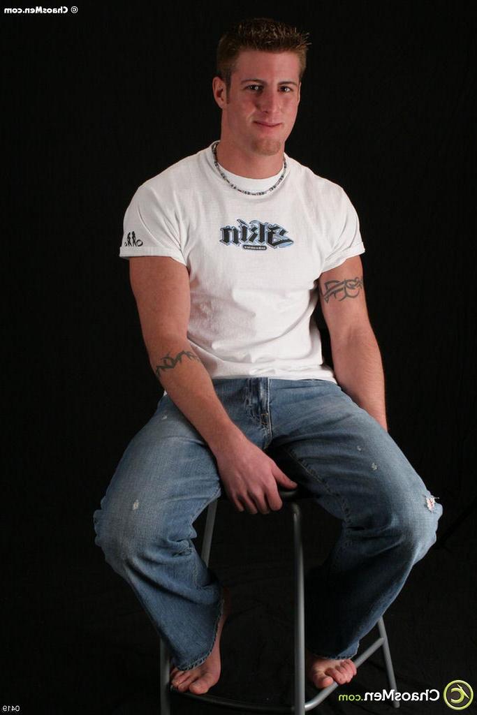 20P Le mec gay chaud RC exhibe sa grosse bite bien dure en posant nue