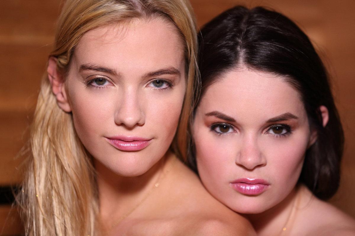 16P As lésbicas adolescentes Jenna e Kenna se lubrificam antes de lamber xoxotas