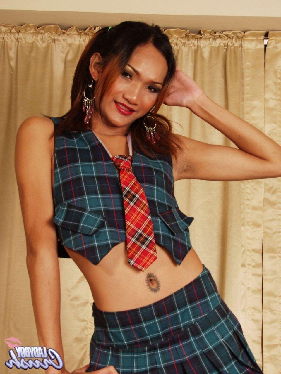 17P A tgirl excitada Annie em minissaia curta sem calcinha mostra o pau e acaricia-o