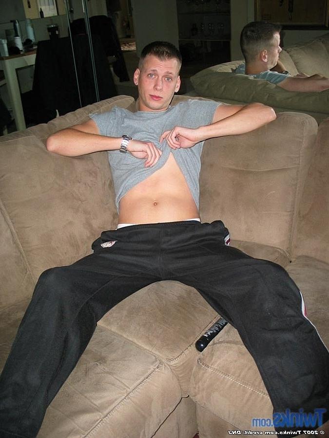 20P Twink gostoso sacode seu pau grande até ejacular em um solo quente no sofá