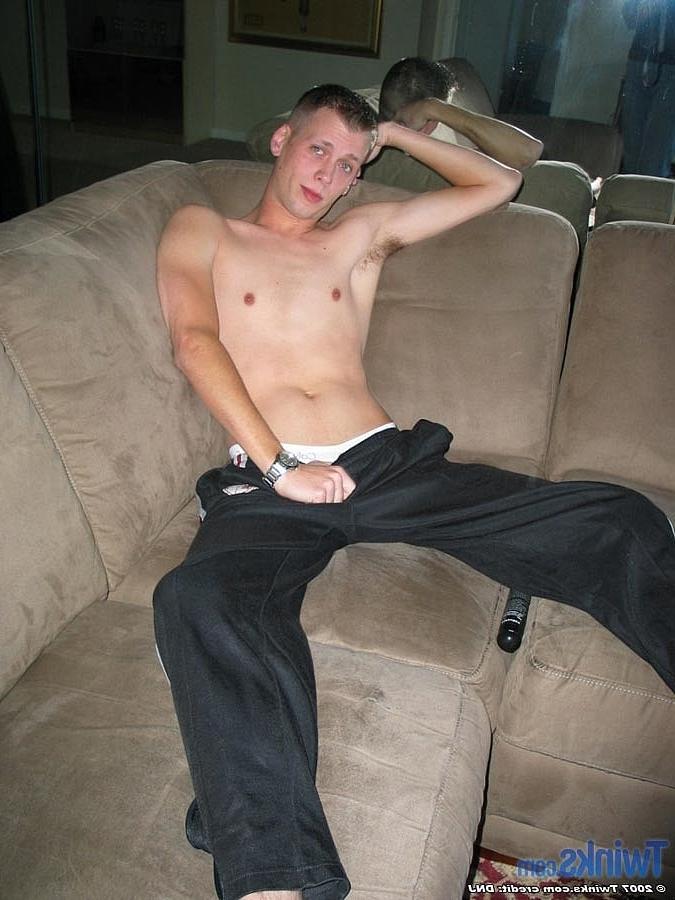 20P Twink gostoso sacode seu pau grande até ejacular em um solo quente no sofá