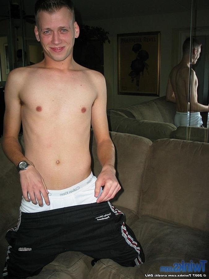 20P Twink gostoso sacode seu pau grande até ejacular em um solo quente no sofá