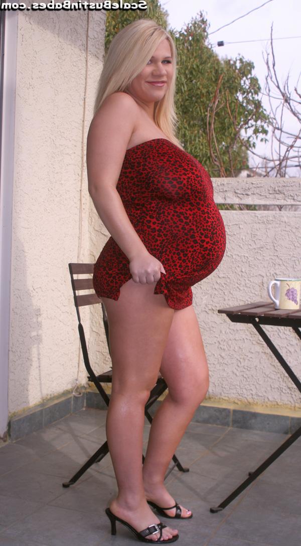 20P L'amatrice enceinte Alyssa West avale une grosse bite et la prend dans sa chatte.