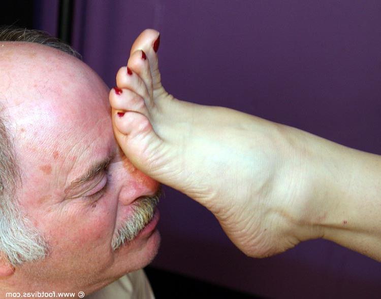 15P Pelirroja sexy frota sus bonitos pies sobre la cara de un anciano en lencería navideña