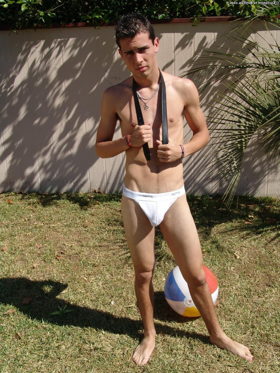 20P O moreno gay fofo Bobby tira a roupa e a cueca e posa nu do lado de fora