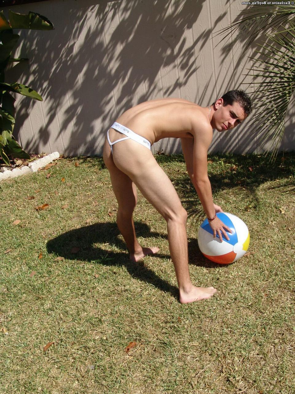20P O moreno gay fofo Bobby tira a roupa e a cueca e posa nu do lado de fora