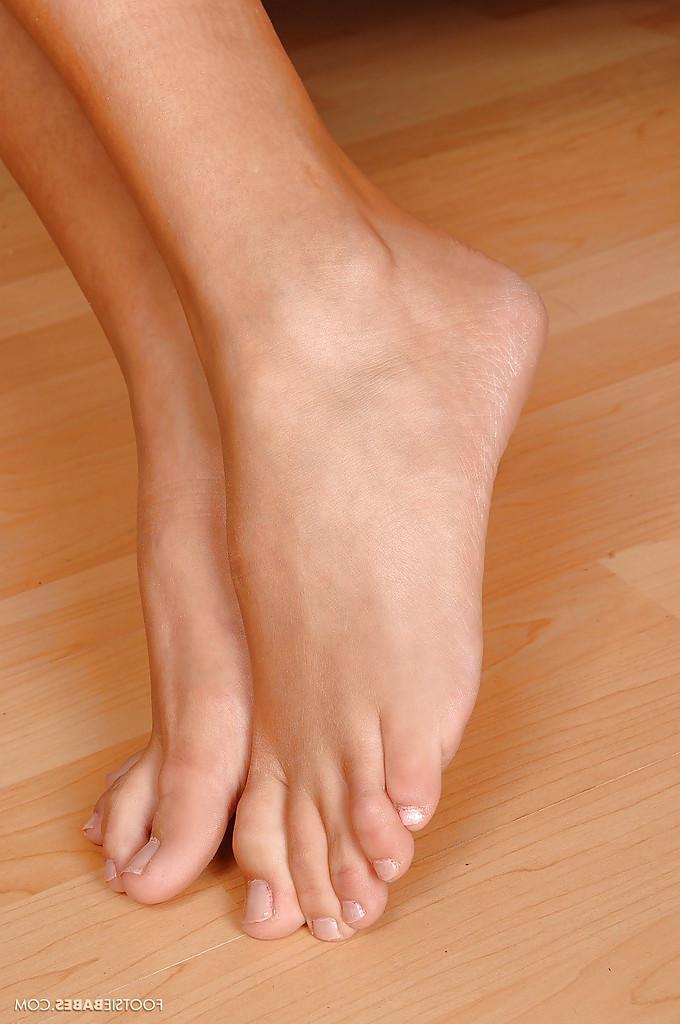 16P La chaude Pink Pussy enlève ses talons hauts et montre ses pieds nus.