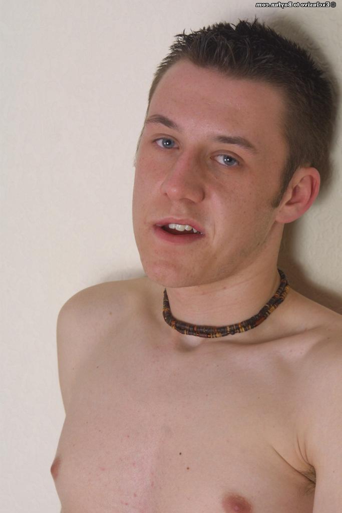 20P O jovem gay Mark 2 fica nu e sacode seu pau duro em pé