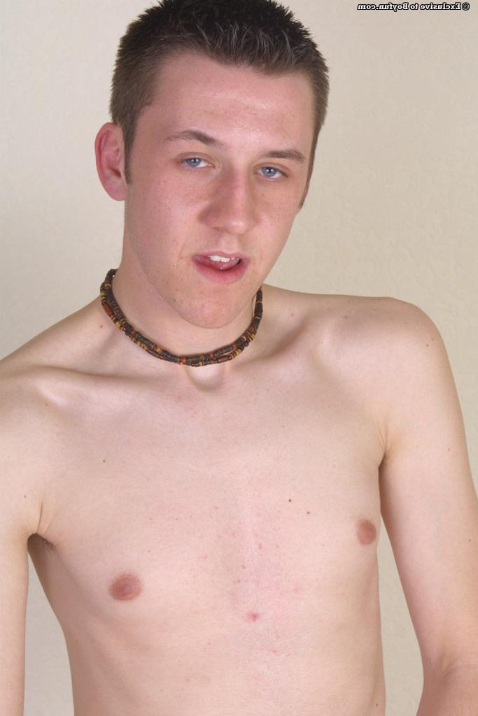 20P O jovem gay Mark 2 fica nu e sacode seu pau duro em pé
