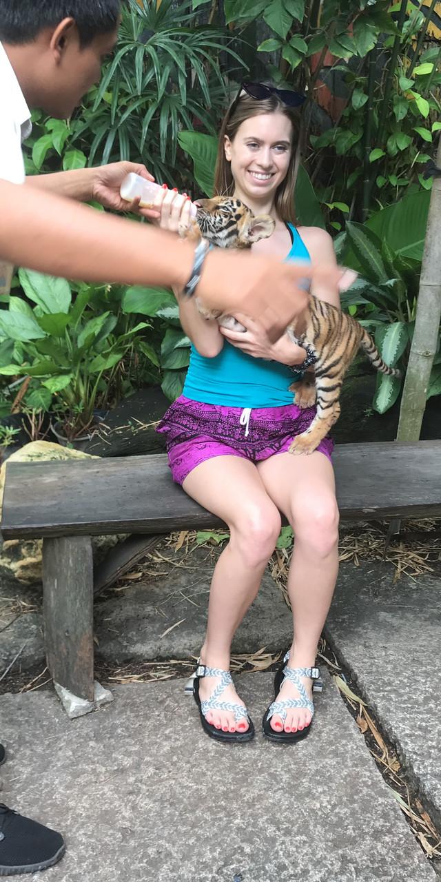 20P Die sexy Brünette Jill Kassidy zeigt im Urlaub ihre haarige Muschi