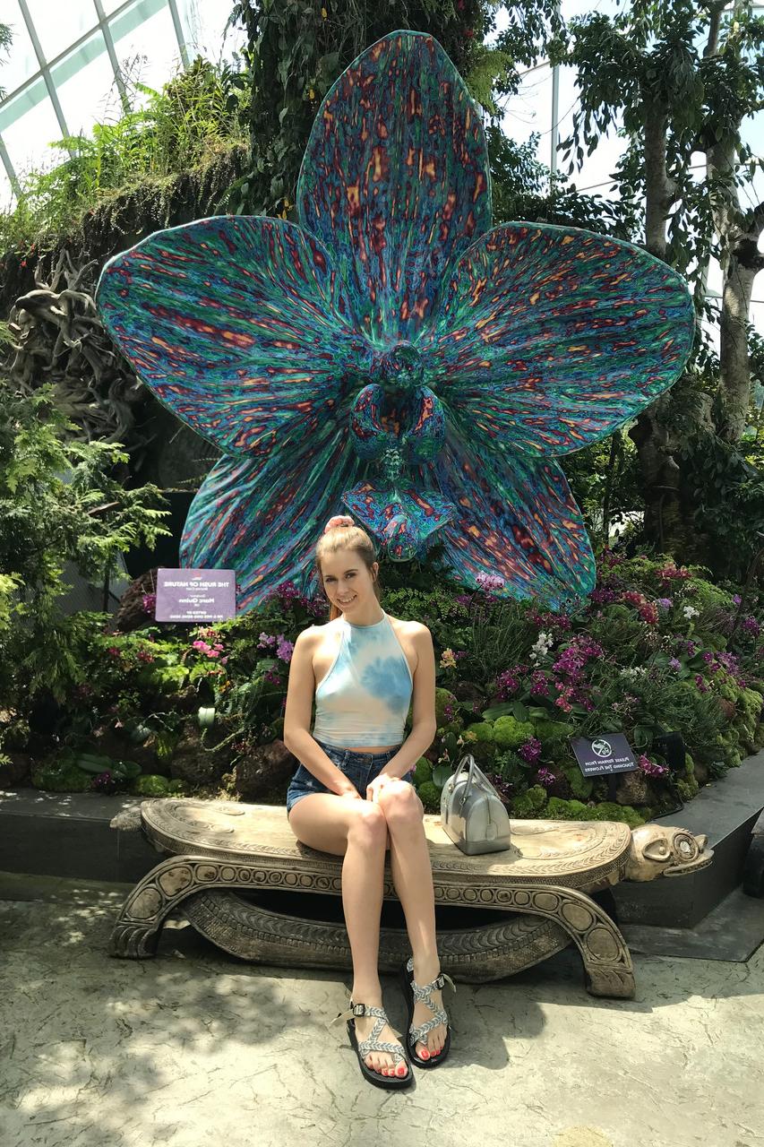 20P Die sexy Brünette Jill Kassidy zeigt im Urlaub ihre haarige Muschi