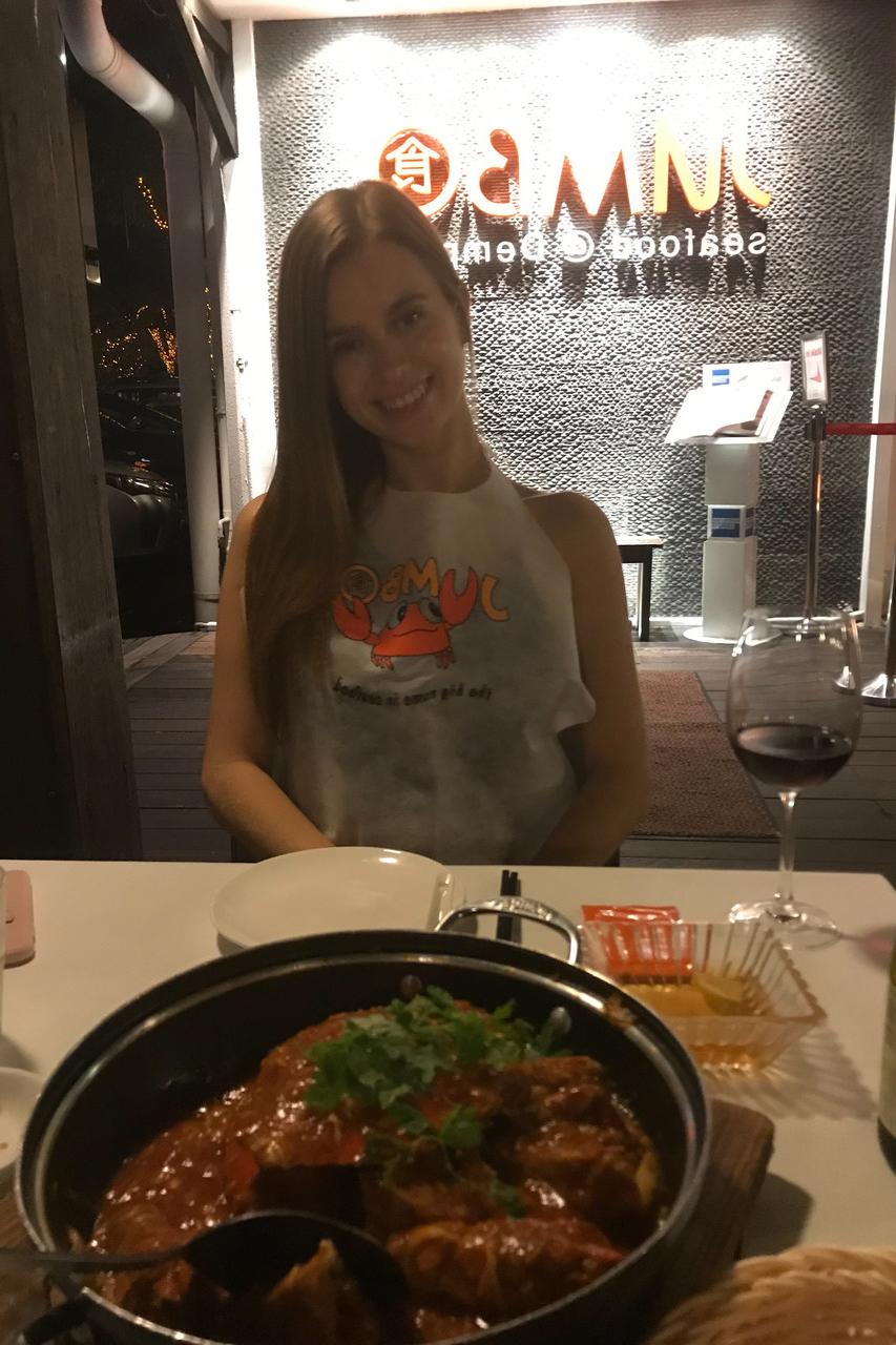 20P Die sexy Brünette Jill Kassidy zeigt im Urlaub ihre haarige Muschi