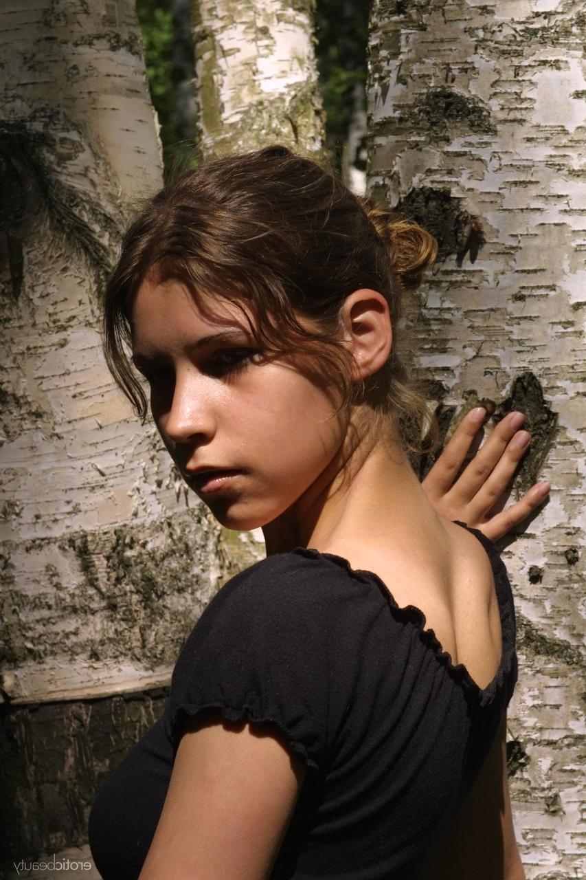 20P A adorável adolescente Gillian revela seu corpo quente e posa na floresta