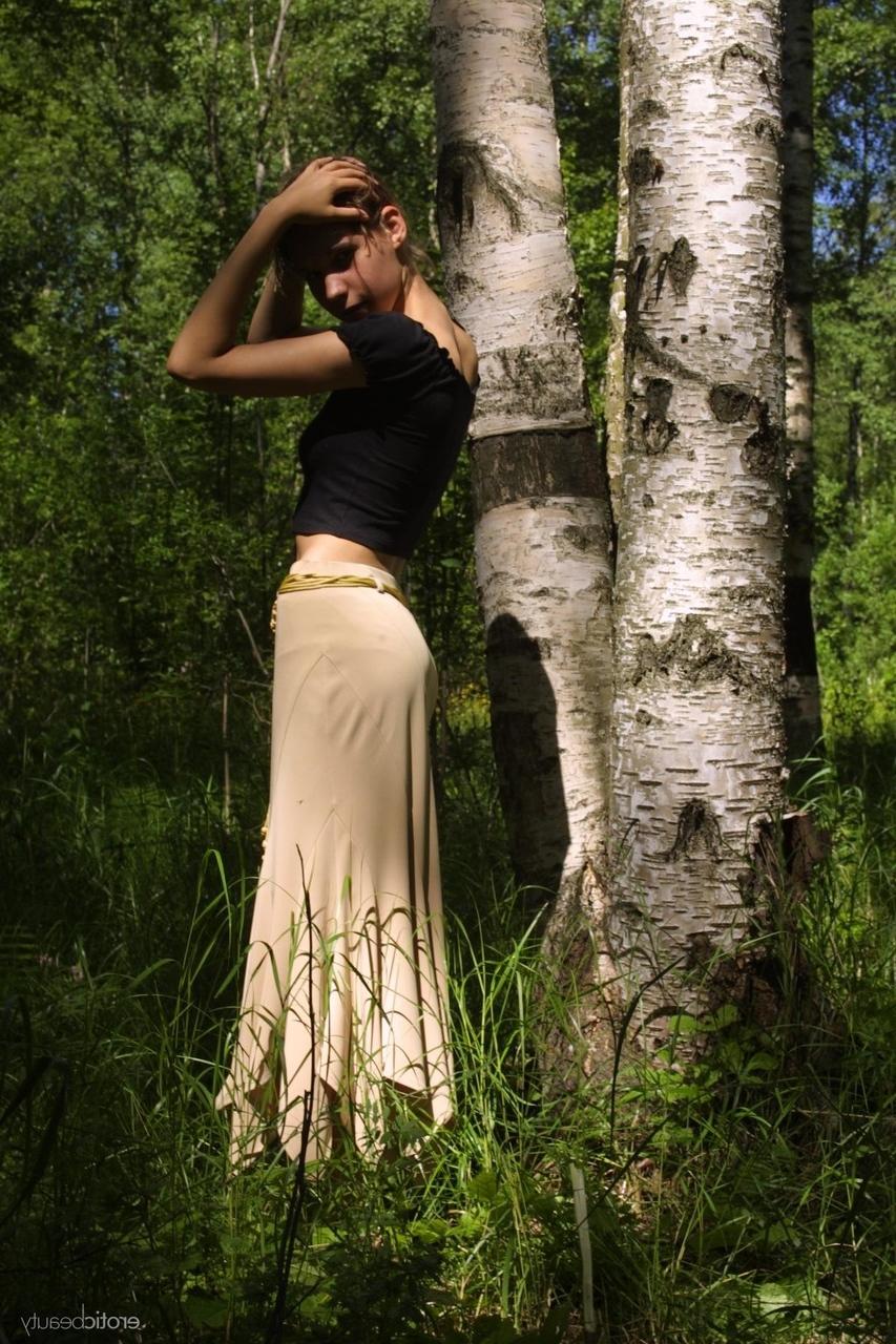 20P A adorável adolescente Gillian revela seu corpo quente e posa na floresta