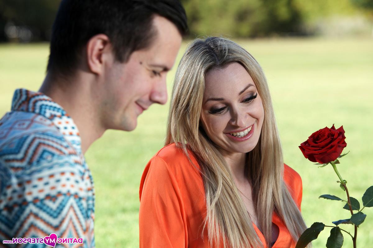 16P A loira Micky Muffin ganha uma rosa vermelha antes da relação sexual