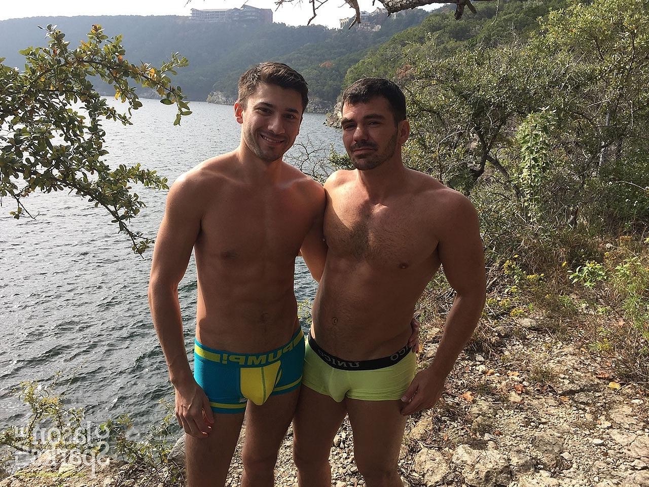 20P Die schwulen Freunde Brogan Reed und Scott DeMarco machen nach einem schönen Tag am Strand rum