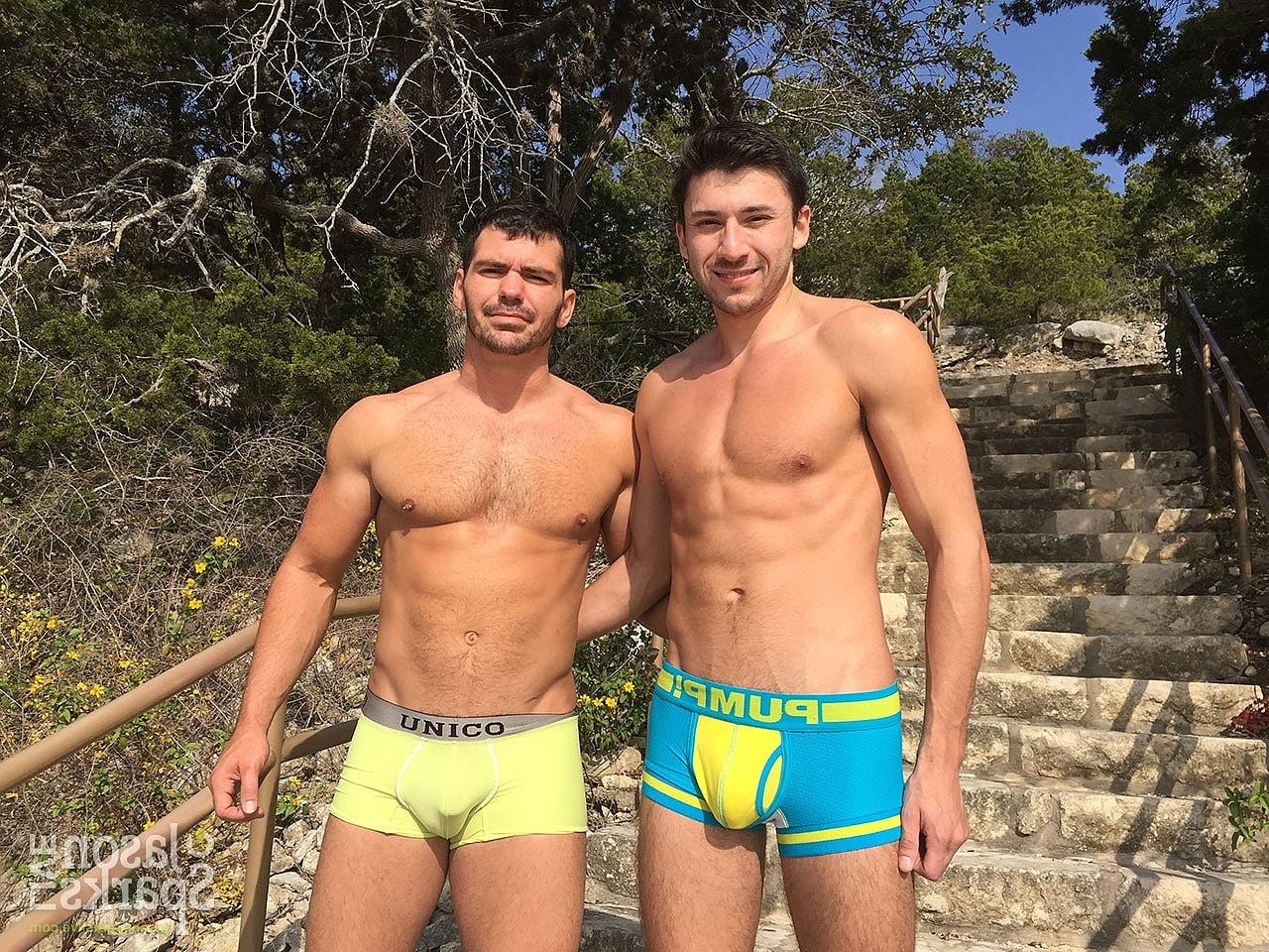 20P Die schwulen Freunde Brogan Reed und Scott DeMarco machen nach einem schönen Tag am Strand rum