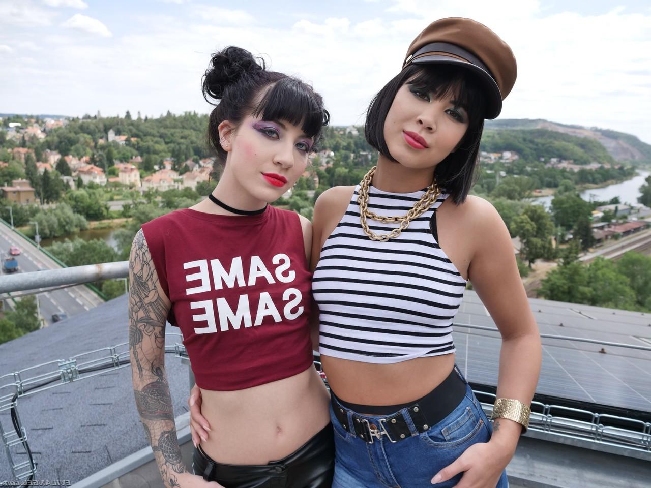 20P Garotas lésbicas sexy exibem suas bundas enquanto brincam em lingerie sexy