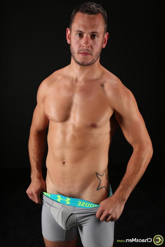20P O lindo garoto gay Brenner Bolton tira e exibe seu corpo sexy e pau duro