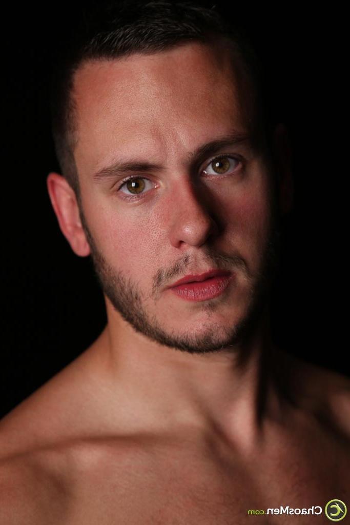 20P O lindo garoto gay Brenner Bolton tira e exibe seu corpo sexy e pau duro