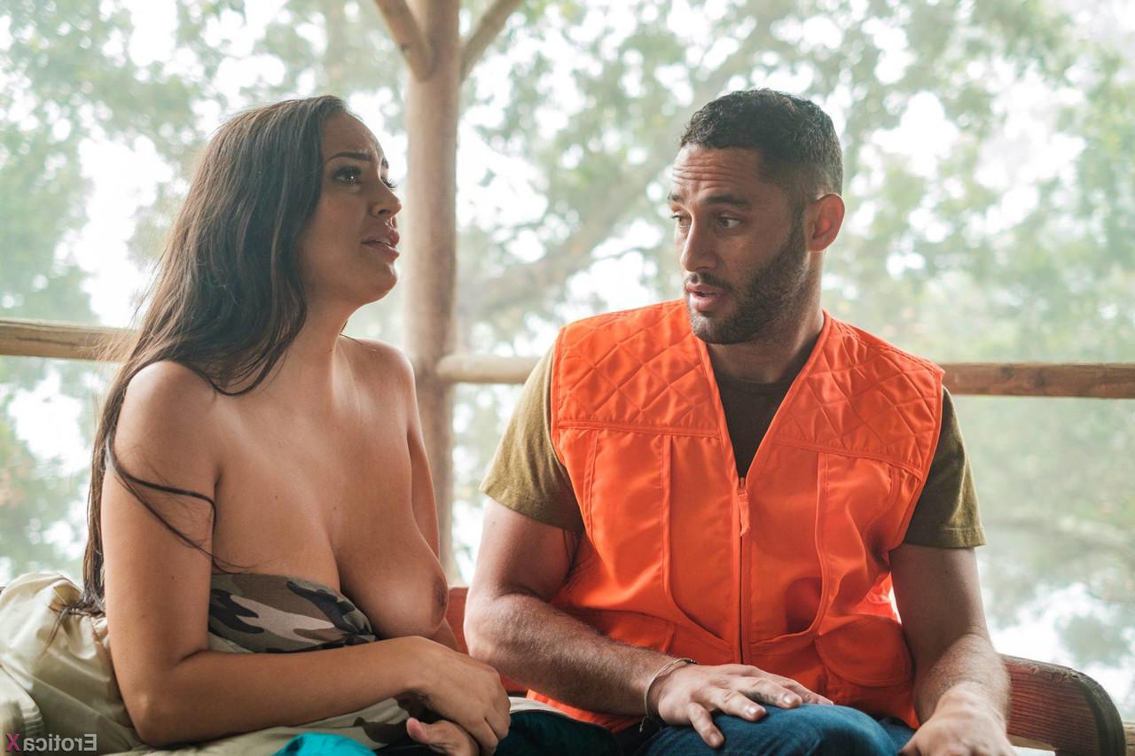 20P La pervertida estrella porno Sofi Ryan muestra sus increíbles tetas grandes y es embestida duro