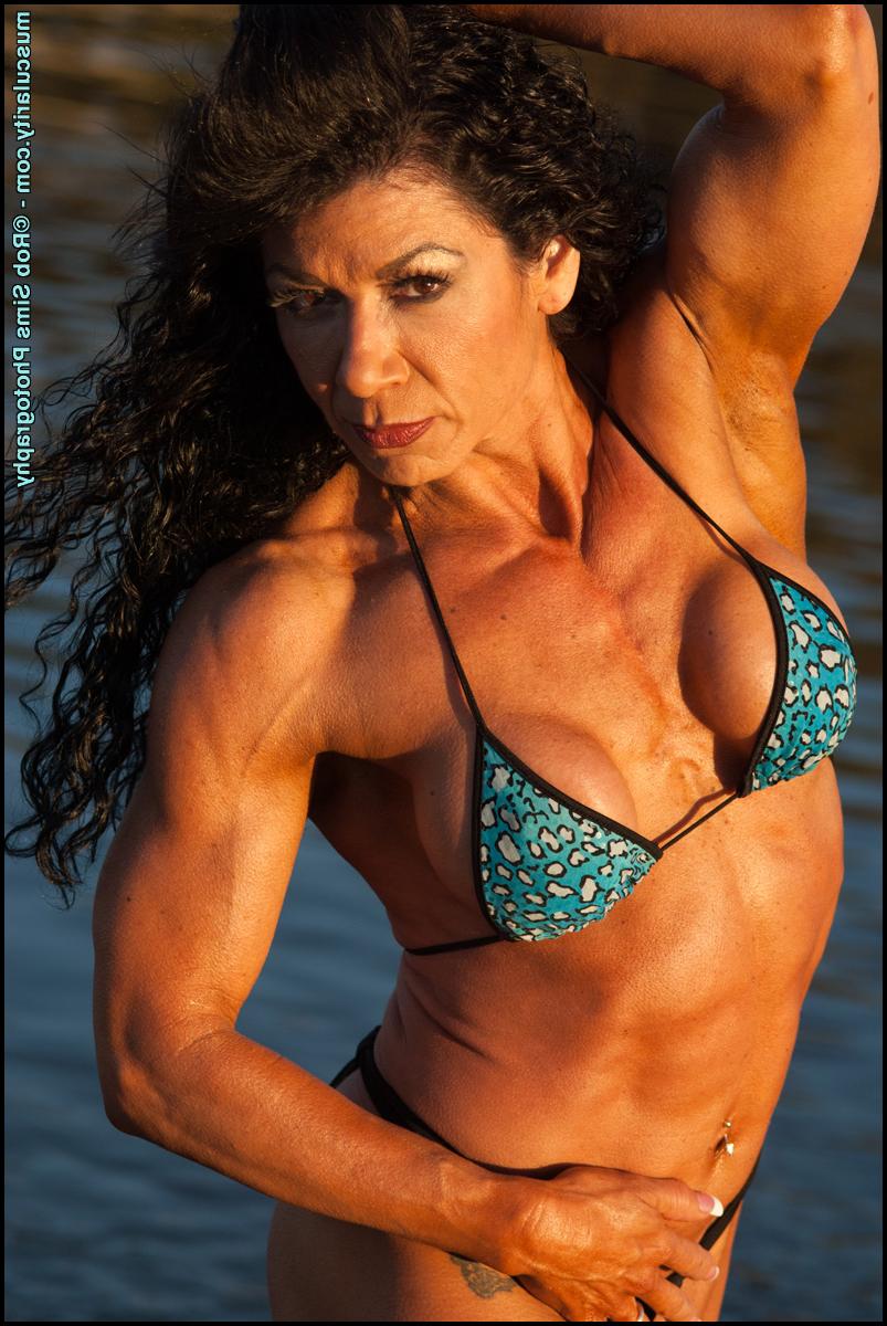 15P Bodybuilderin Andrea Romero türmt beim Posieren im Bikini ihre langen Haare hoch