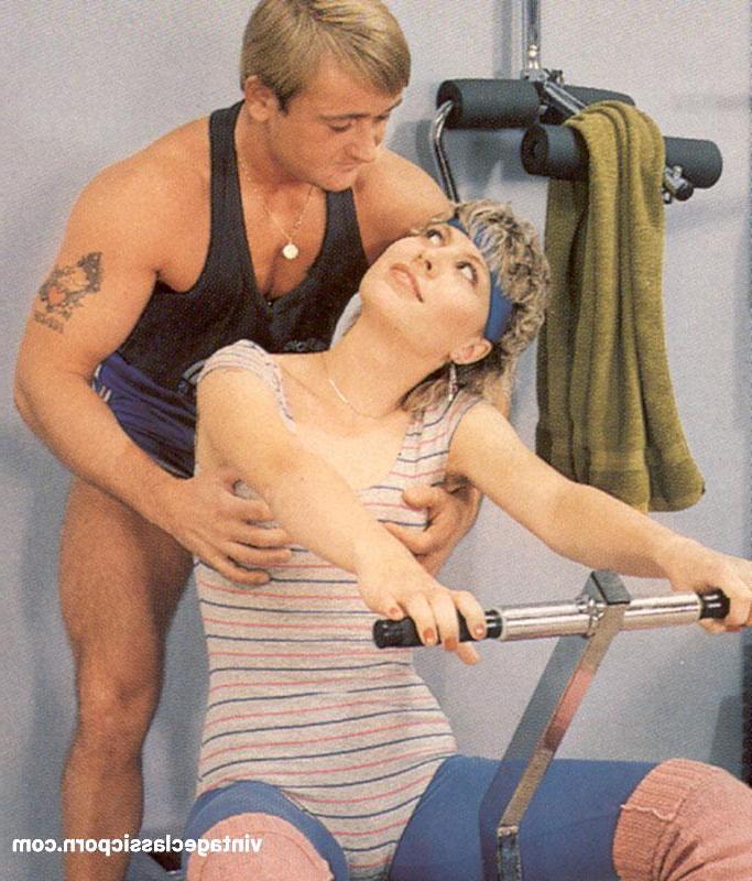 9P Dünnes Ebenholzluder gibt einem gutaussehenden Weißen bei einem Vierer im Fitnessstudio einen Blowjob
