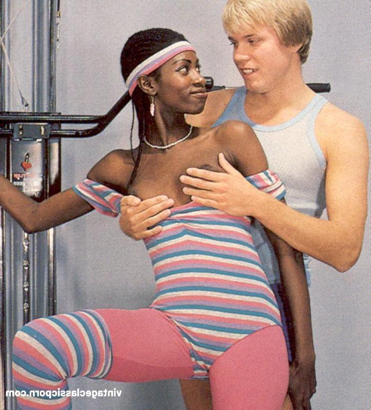 9P Dünnes Ebenholzluder gibt einem gutaussehenden Weißen bei einem Vierer im Fitnessstudio einen Blowjob