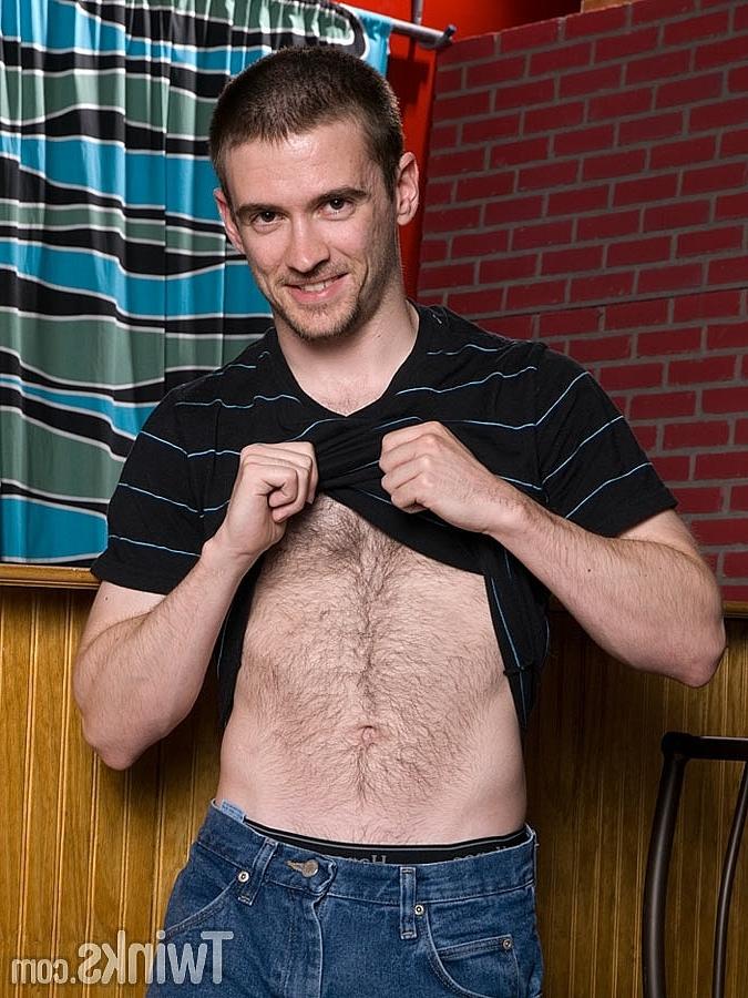20P Kyle Derring, un gay poilu, se déshabille et montre sa grosse bite.