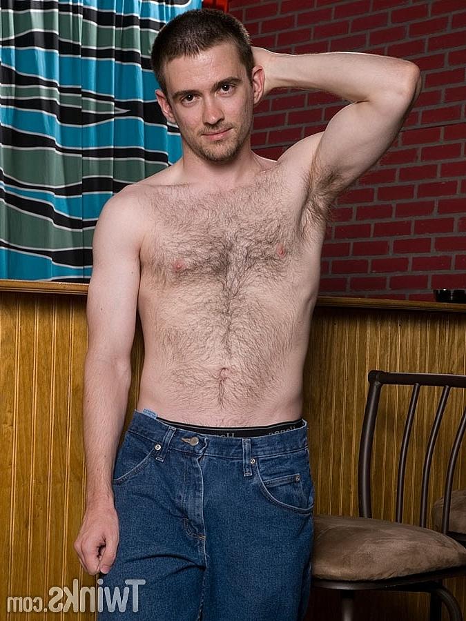 20P Kyle Derring, un gay poilu, se déshabille et montre sa grosse bite.