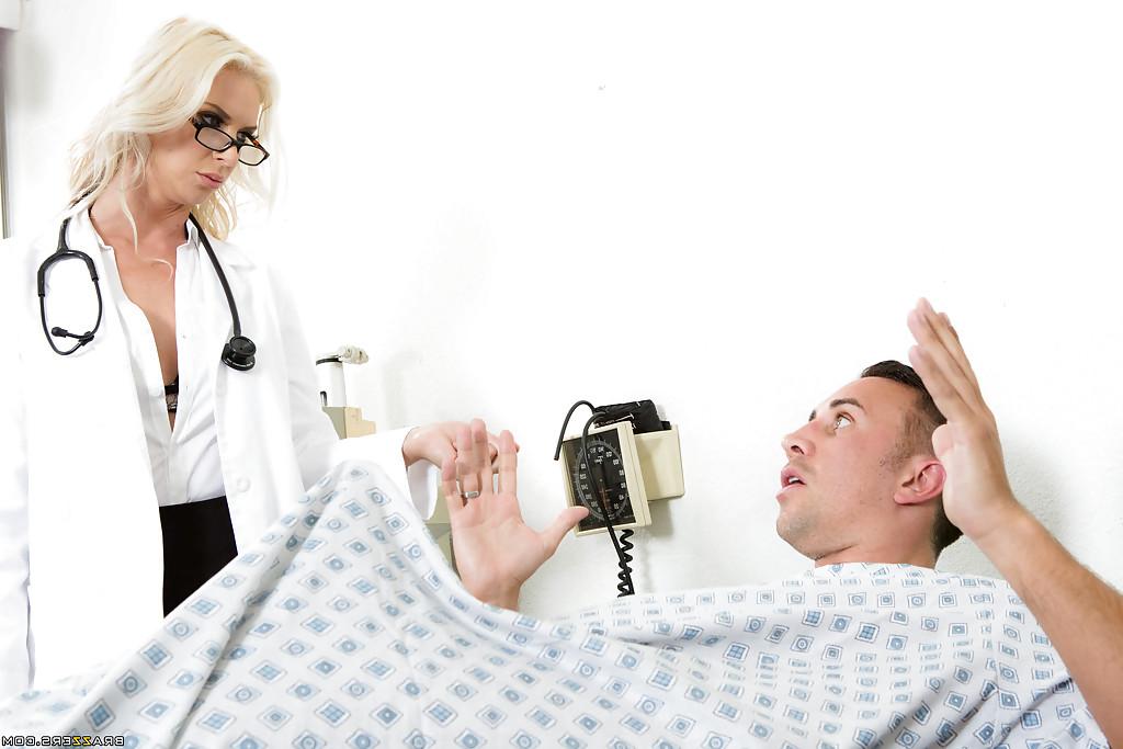 16P A médica loira MILF Brooke Brand dando um grande galo BJ de uniforme e óculos