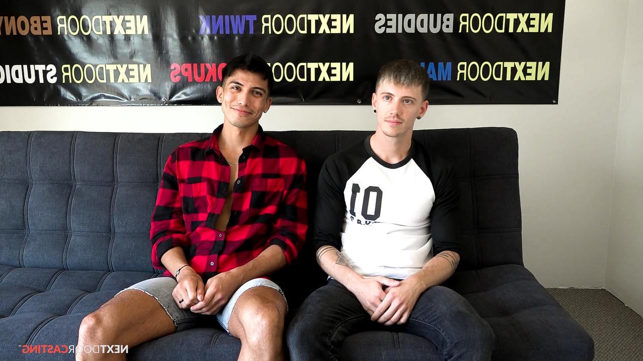 15P Die attraktiven Homosexuellen Dante Foxx und Romeo Foxx ziehen sich aus und ficken sich gegenseitig
