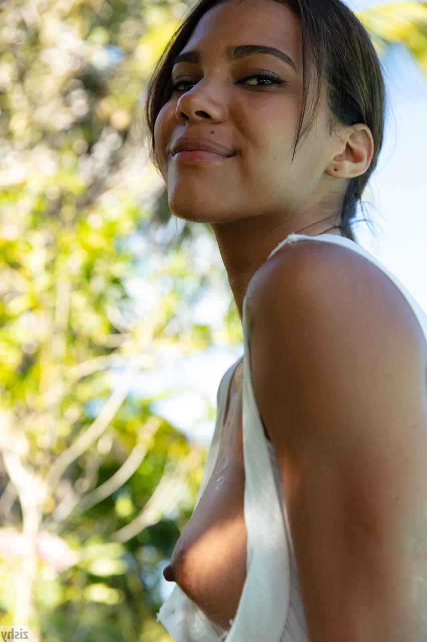 12P Die wunderschöne Amateur-Latina Joana Melo neckt mit ihren wunderschönen Titten und ihrem prallen Arsch