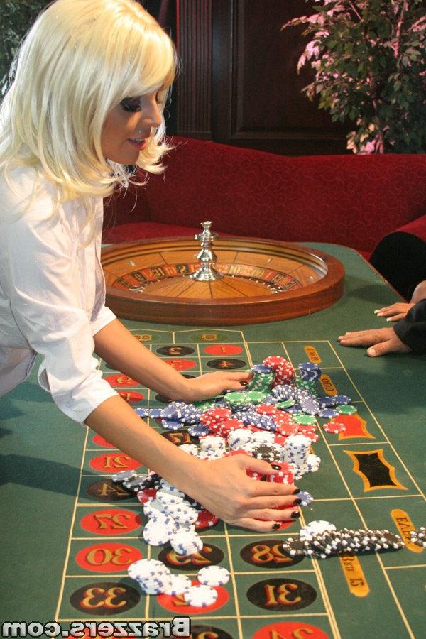 20P Les stars du porno Eva Angelina, Mikayla et Audrey Bitoni baisent un croupier au casino