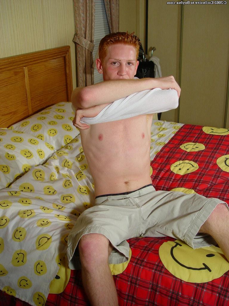 20P El pelirrojo gay Danny revela su cuerpo flaco, su gran culo y su polla sin cortar