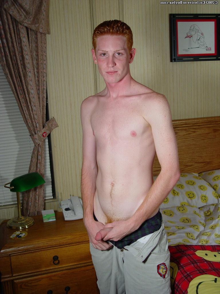 20P El pelirrojo gay Danny revela su cuerpo flaco, su gran culo y su polla sin cortar