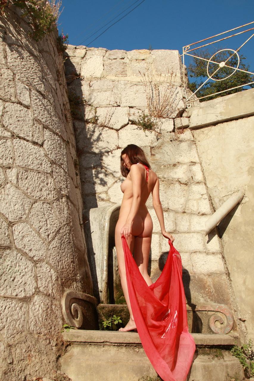 17P La chica solitaria Liza J muestra su hermoso culo mientras posa desnuda al aire libre