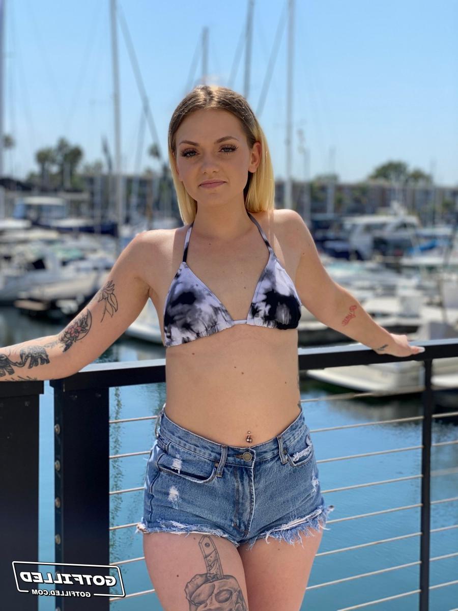 20P Der blonde Teenager Joey White modelliert einen Bikini in einem Yachthafen, bevor er POV-Sex hat