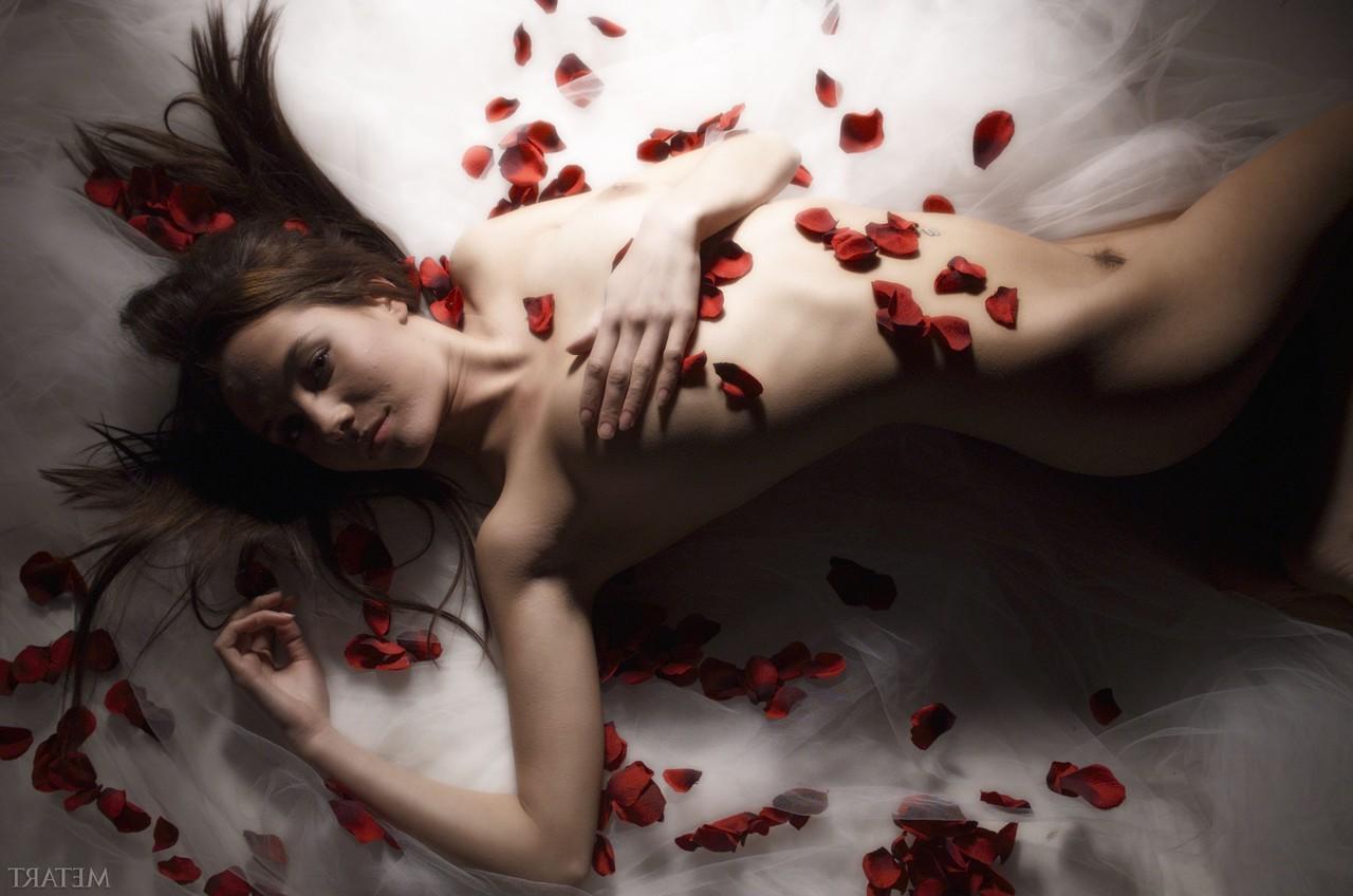 20P A garota solo branca Faye A se cobre com pétalas de rosa vermelhas enquanto modela nua