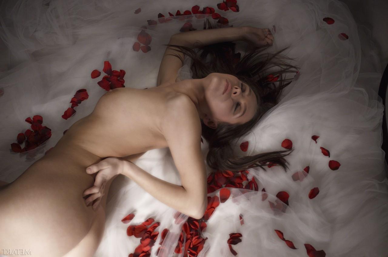 20P A garota solo branca Faye A se cobre com pétalas de rosa vermelhas enquanto modela nua
