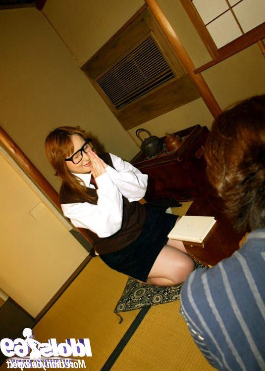 16P La chica asiática con gafas Yamazaki Akari da mamada y trabaja con sus grandes tetas